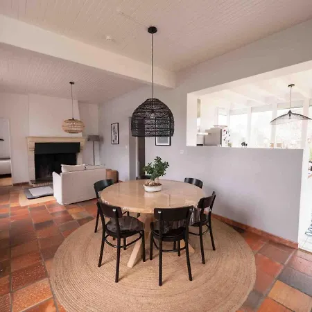 Holiday home Charmante Pour 9 Avec Piscine Chauffee